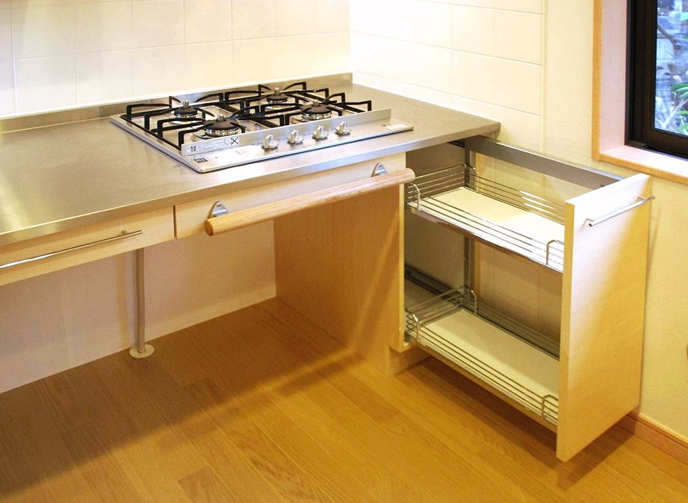 Cette image montre une cuisine minimaliste.