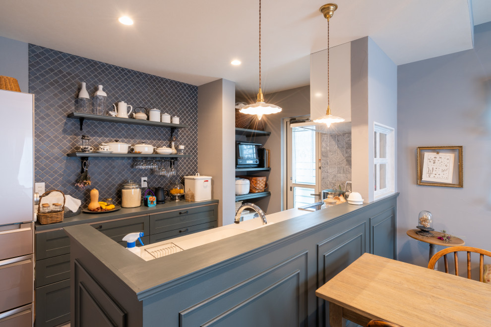 Offene, Kleine Shabby-Style Küche mit integriertem Waschbecken, Mineralwerkstoff-Arbeitsplatte, Küchenrückwand in Grau, grauem Boden und weißer Arbeitsplatte in Sonstige