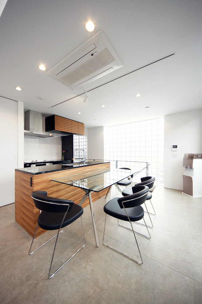 Immagine di una cucina moderna con lavello integrato, ante lisce, ante in legno scuro e pavimento con piastrelle in ceramica