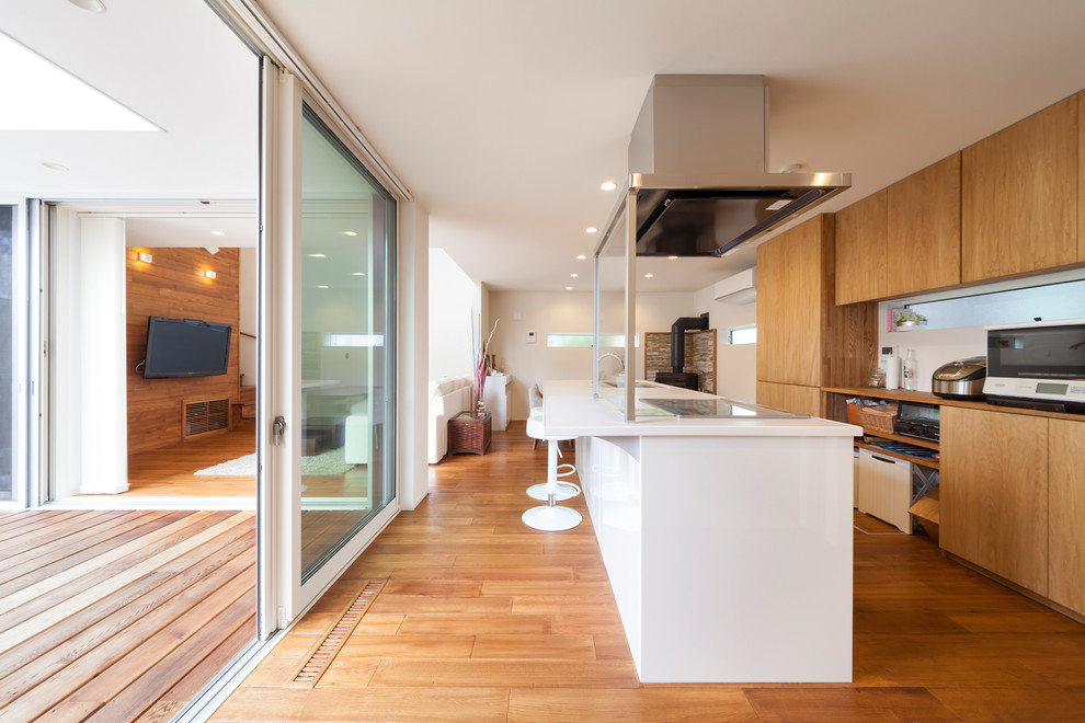 Moderne Küche mit braunem Boden in Sonstige
