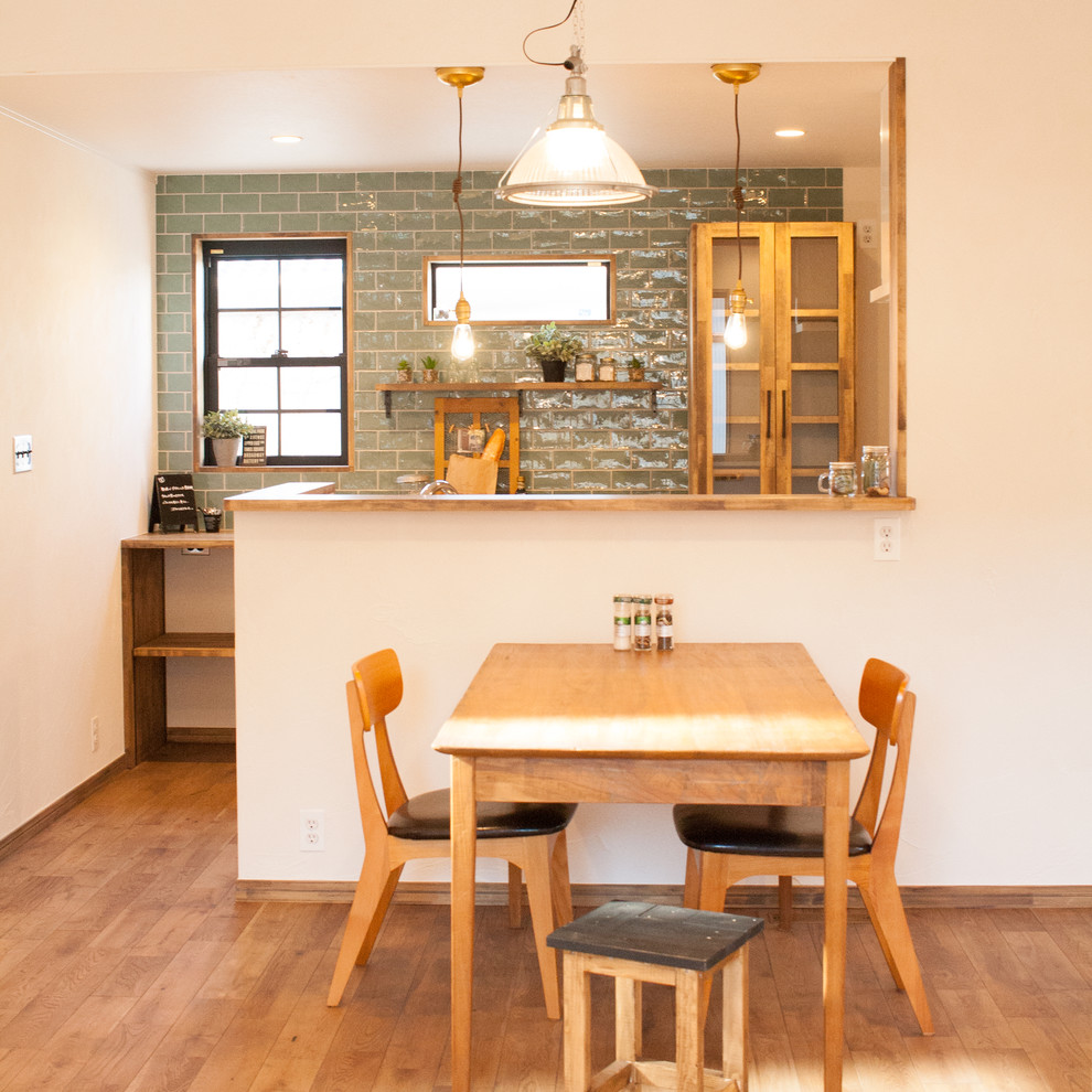 Immagine di una cucina contemporanea con ante con finitura invecchiata, top in legno, parquet scuro, pavimento marrone, top marrone, nessun'anta e penisola