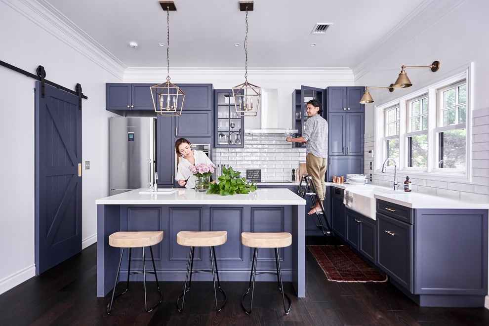 Foto på ett stort funkis vit kök, med luckor med profilerade fronter, blå skåp, bänkskiva i koppar, rostfria vitvaror, mörkt trägolv, en köksö och brunt golv