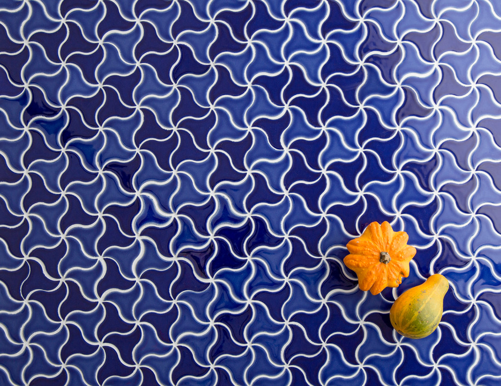 Imagen de cocina mediterránea con salpicadero azul y salpicadero de azulejos de porcelana