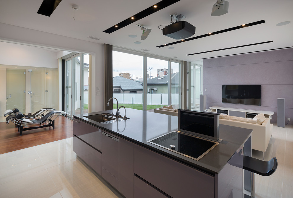 Diseño de cocina contemporánea abierta con fregadero bajoencimera, armarios con paneles lisos, puertas de armario violetas, electrodomésticos negros y una isla