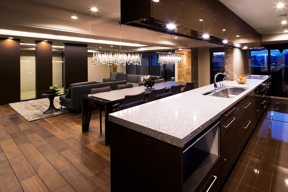 Offene, Einzeilige Moderne Küche mit schwarzem Boden, braunen Schränken, Küchenrückwand in Braun und brauner Arbeitsplatte