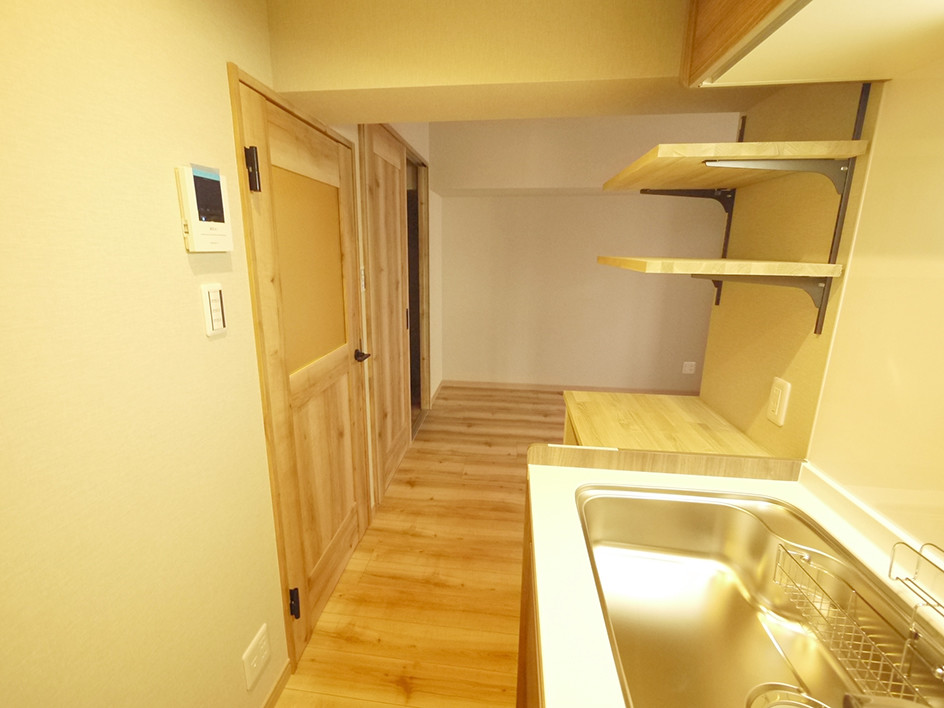 Offene, Einzeilige Urige Küche mit Sperrholzboden, Kücheninsel und beigem Boden in Tokio
