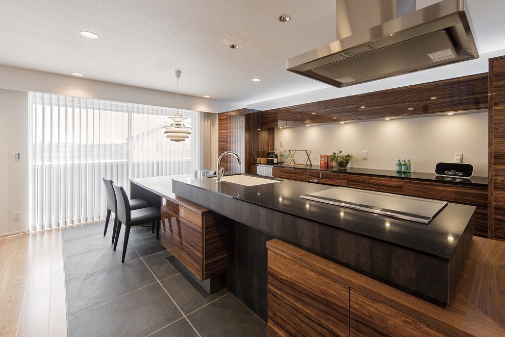 Einzeilige Moderne Wohnküche mit Unterbauwaschbecken, Keramikboden und Kücheninsel in Sonstige