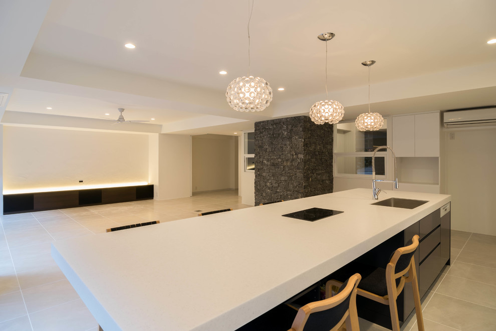 Exempel på ett stort modernt kök, med en enkel diskho, släta luckor, blå skåp, bänkskiva i koppar, vitt stänkskydd, integrerade vitvaror, klinkergolv i porslin, en köksö och vitt golv