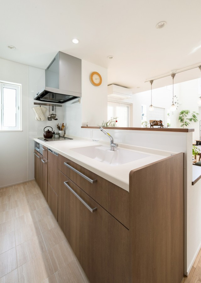 Idéer för ett modernt kök med öppen planlösning, med beiget golv