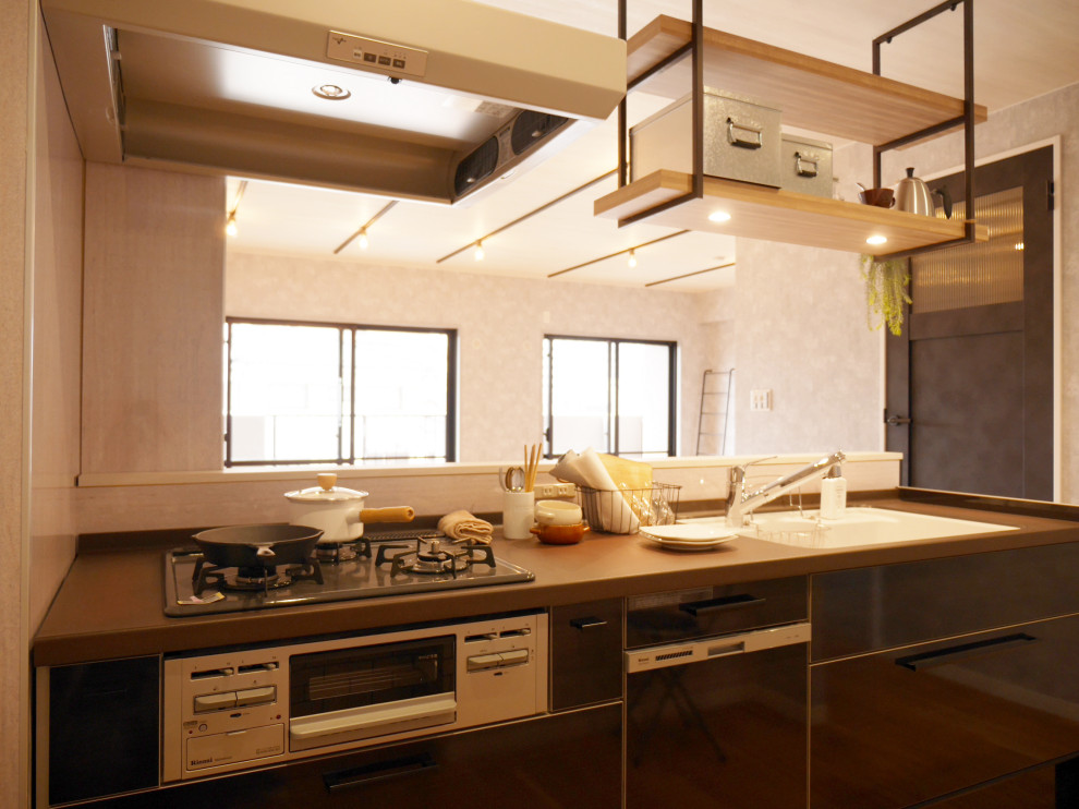 Idéer för små funkis linjära brunt kök med öppen planlösning, med en integrerad diskho, öppna hyllor, skåp i mellenmörkt trä, bänkskiva i koppar, brunt stänkskydd, plywoodgolv, brunt golv, glaspanel som stänkskydd och integrerade vitvaror