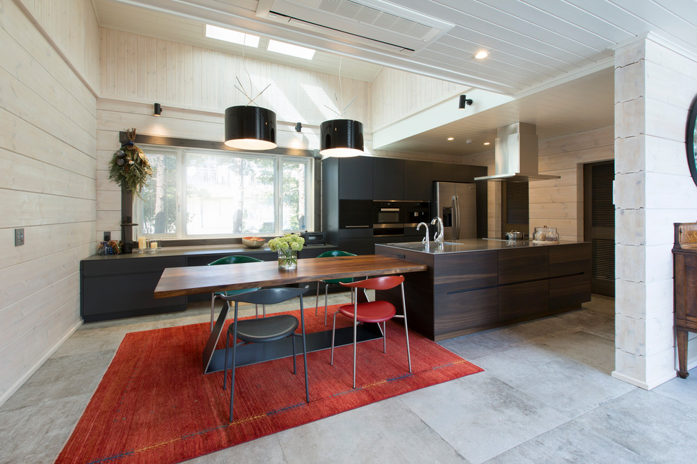 Idéer för funkis linjära kök med öppen planlösning, med en undermonterad diskho, luckor med profilerade fronter, skåp i mörkt trä, bänkskiva i rostfritt stål, rostfria vitvaror, en köksö och grått golv