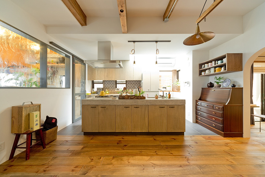 Идея дизайна: параллельная кухня-гостиная с фасадами цвета дерева среднего тона, столешницей терраццо, серым фартуком, фартуком из керамогранитной плитки, темным паркетным полом, островом и коричневым полом