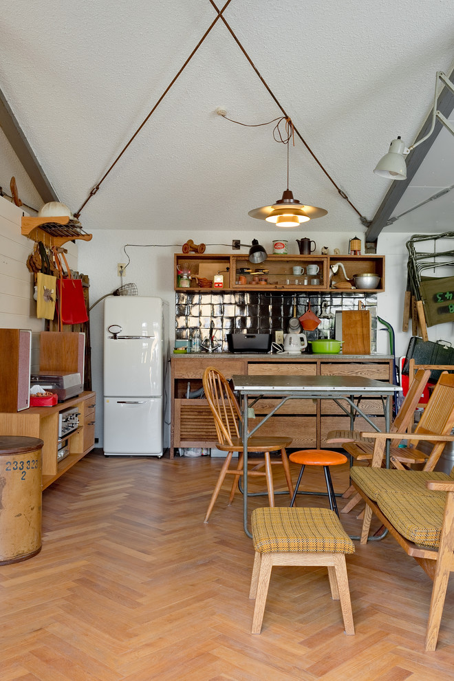 Idéer för att renovera ett eklektiskt linjärt kök och matrum, med en enkel diskho, luckor med profilerade fronter, skåp i mellenmörkt trä, svart stänkskydd, stänkskydd i keramik, mellanmörkt trägolv, en köksö och brunt golv