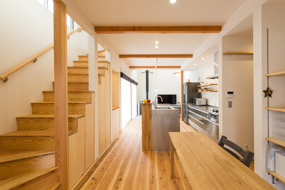 Landhaus Küche mit Waschbecken, braunem Holzboden und braunem Boden in Sonstige