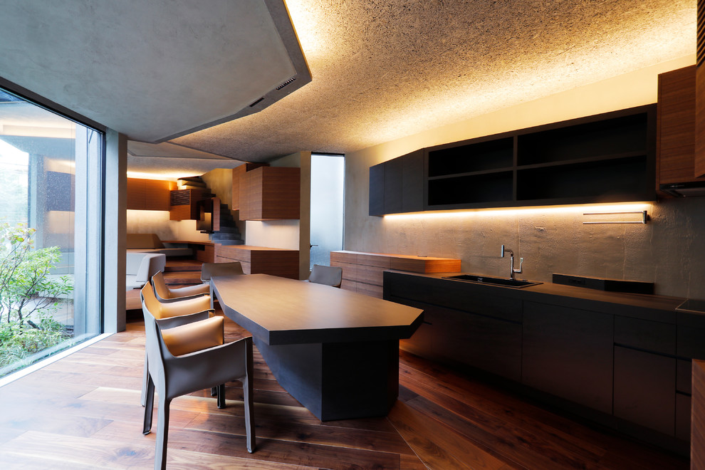 Immagine di una grande cucina moderna con lavello integrato, ante lisce, ante in legno bruno, parquet scuro, penisola, pavimento marrone e top marrone