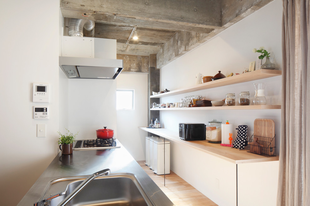 京都にある北欧スタイルのおしゃれなキッチン (一体型シンク、オープンシェルフ、淡色木目調キャビネット、ステンレスカウンター、シルバーの調理設備、淡色無垢フローリング) の写真