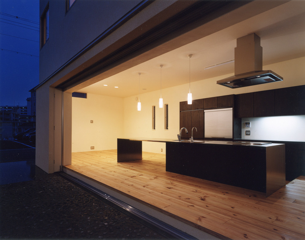 Inspiration för mellanstora moderna linjära kök med öppen planlösning, med en undermonterad diskho, öppna hyllor, skåp i mörkt trä, bänkskiva i rostfritt stål, svart stänkskydd, stänkskydd i trä, rostfria vitvaror, ljust trägolv, en köksö och beiget golv