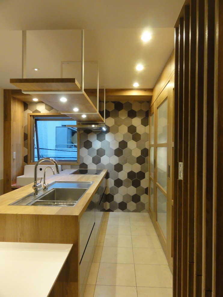 Esempio di una cucina moderna di medie dimensioni con ante in acciaio inossidabile, top in legno, paraspruzzi beige, paraspruzzi in legno, elettrodomestici in acciaio inossidabile, pavimento in marmo e pavimento beige