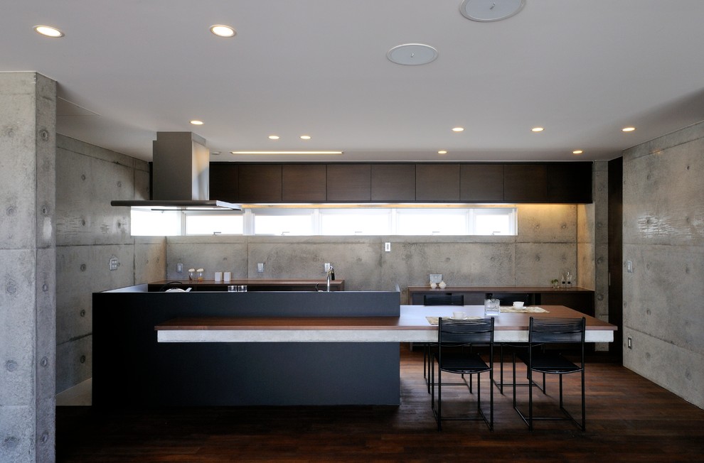 На фото: кухня-гостиная в стиле модернизм с темным паркетным полом и коричневым полом с