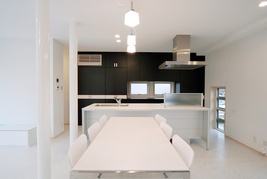 Idéer för att renovera ett mellanstort funkis kök, med en undermonterad diskho, svarta skåp, bänkskiva i koppar, rostfria vitvaror, linoleumgolv, en köksö och vitt golv