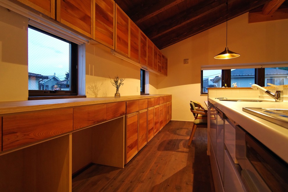 Стильный дизайн: параллельная кухня-гостиная в восточном стиле с плоскими фасадами, паркетным полом среднего тона, островом и коричневым полом - последний тренд