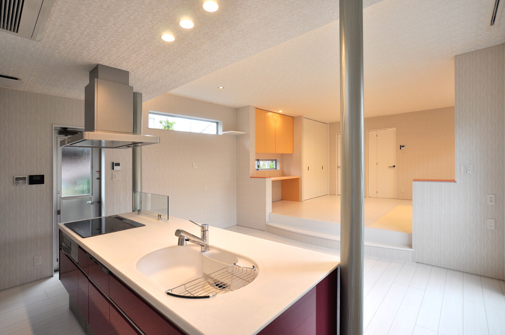 Idee per una cucina minimalista con lavello integrato, ante lisce, ante rosse, top in superficie solida, pavimento in compensato e pavimento bianco