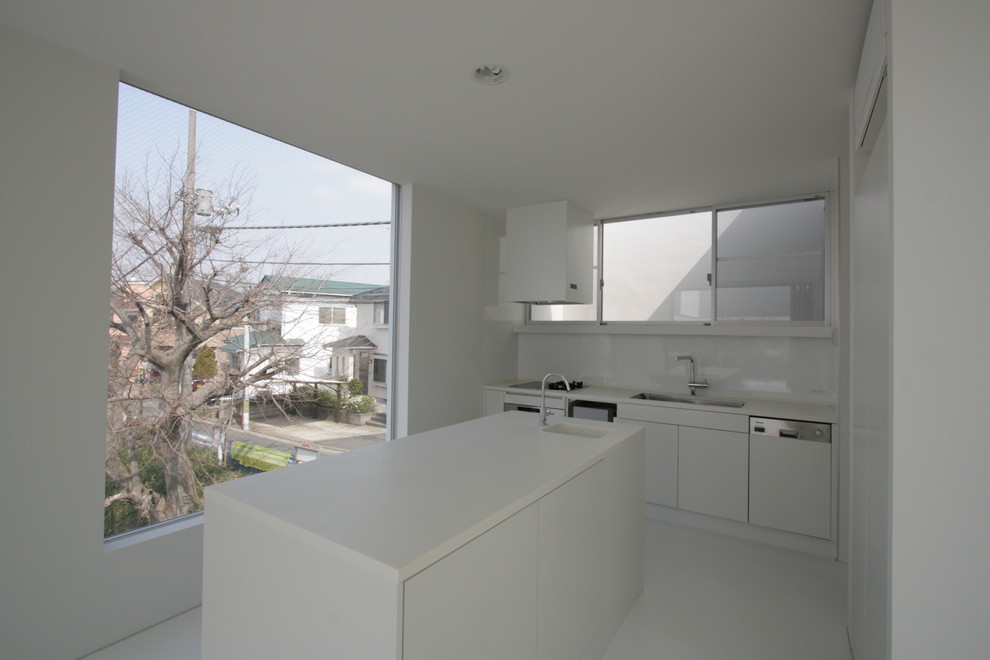 横浜にあるモダンスタイルのおしゃれなキッチン (アンダーカウンターシンク、フラットパネル扉のキャビネット、白いキャビネット、白いキッチンパネル、白い調理設備、白い床) の写真