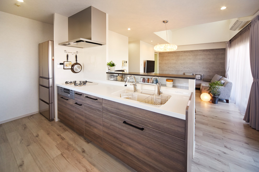 Inspiration pour une cuisine ouverte linéaire nordique en bois brun avec un plan de travail en surface solide, une crédence bleue, parquet clair, un sol beige et un plan de travail blanc.