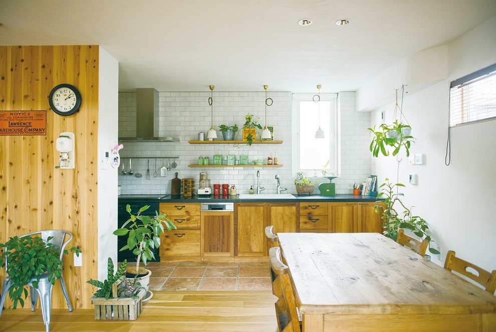 Cette photo montre une cuisine nature en bois brun avec une crédence blanche et un sol en bois brun.