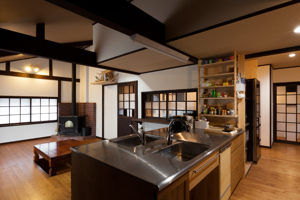 Idéer för ett stort asiatiskt kök, med en dubbel diskho, släta luckor, bruna skåp, bänkskiva i rostfritt stål, mellanmörkt trägolv, en halv köksö och brunt golv