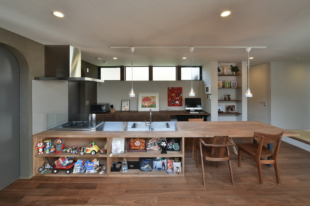 Ejemplo de cocina urbana abierta con suelo de madera en tonos medios y suelo marrón