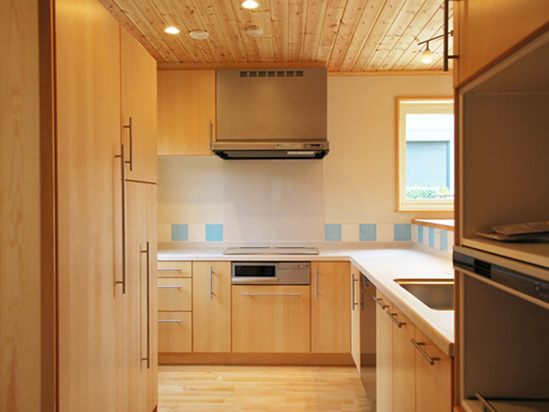 Example of a mid-sized danish l-shaped open concept kitchen design in Nagoya with beaded inset cabinets, medium tone wood cabinets, an island and white countertops