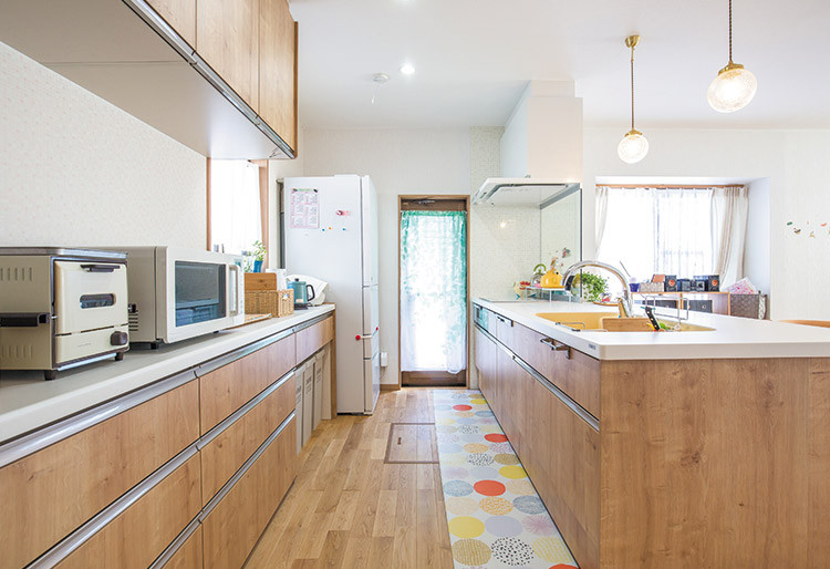Idéer för minimalistiska linjära kök med öppen planlösning, med en enkel diskho, släta luckor, skåp i mellenmörkt trä, bänkskiva i koppar, beige stänkskydd, glaspanel som stänkskydd, vita vitvaror, mellanmörkt trägolv, en halv köksö och brunt golv
