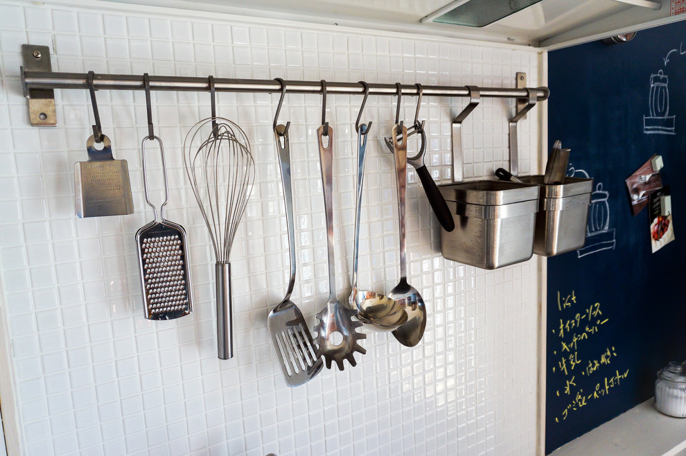 Immagine di una piccola cucina lineare scandinava