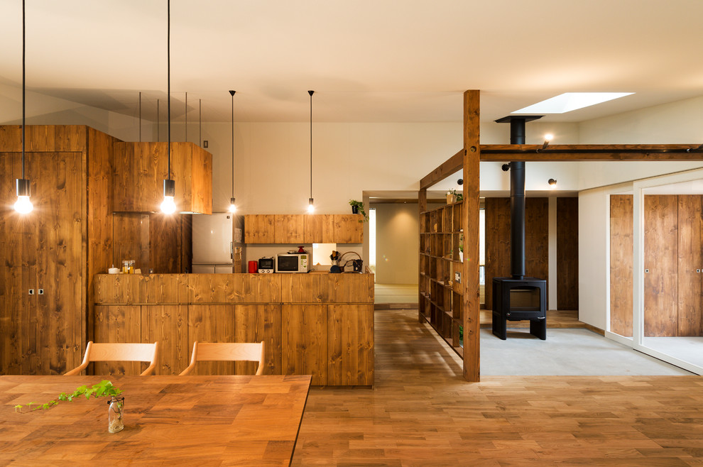 Immagine di una cucina ad ambiente unico etnica con pavimento in legno massello medio