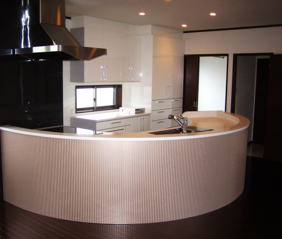На фото: огромная кухня в стиле лофт с черным фартуком и белой столешницей с