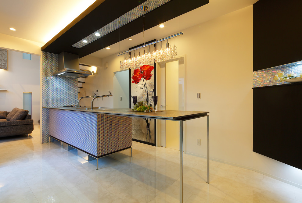 Пример оригинального дизайна: прямая кухня-гостиная среднего размера в современном стиле с островом, фартуком цвета металлик и мраморным полом