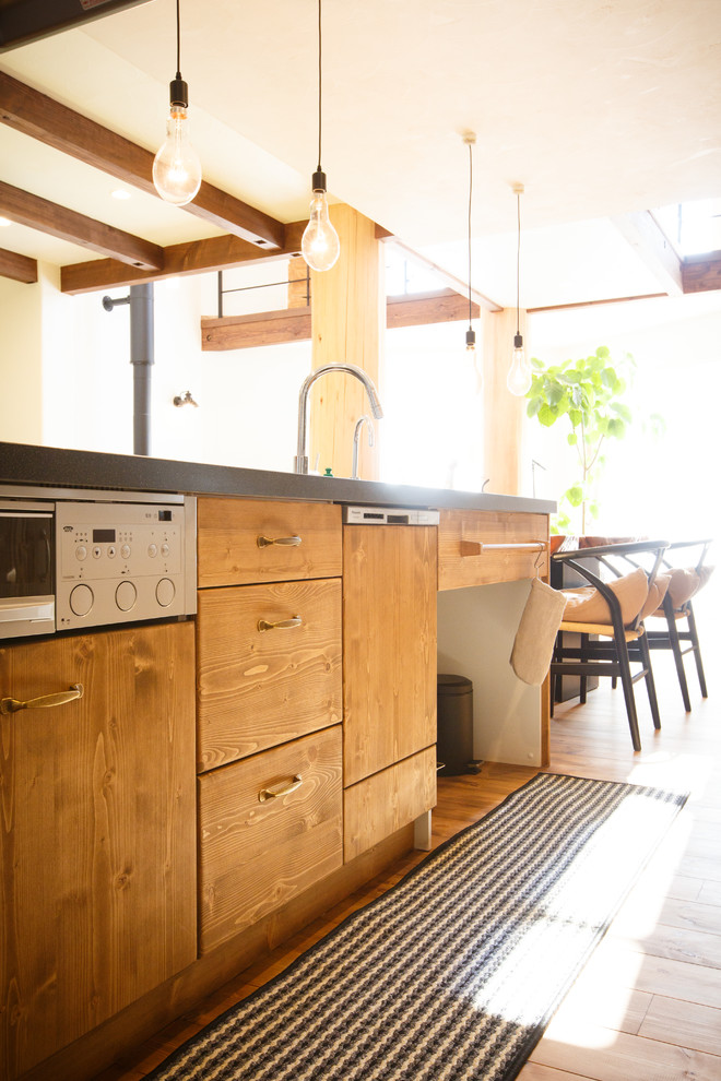 Offene Asiatische Küche mit Waschbecken und braunem Holzboden in Nagoya