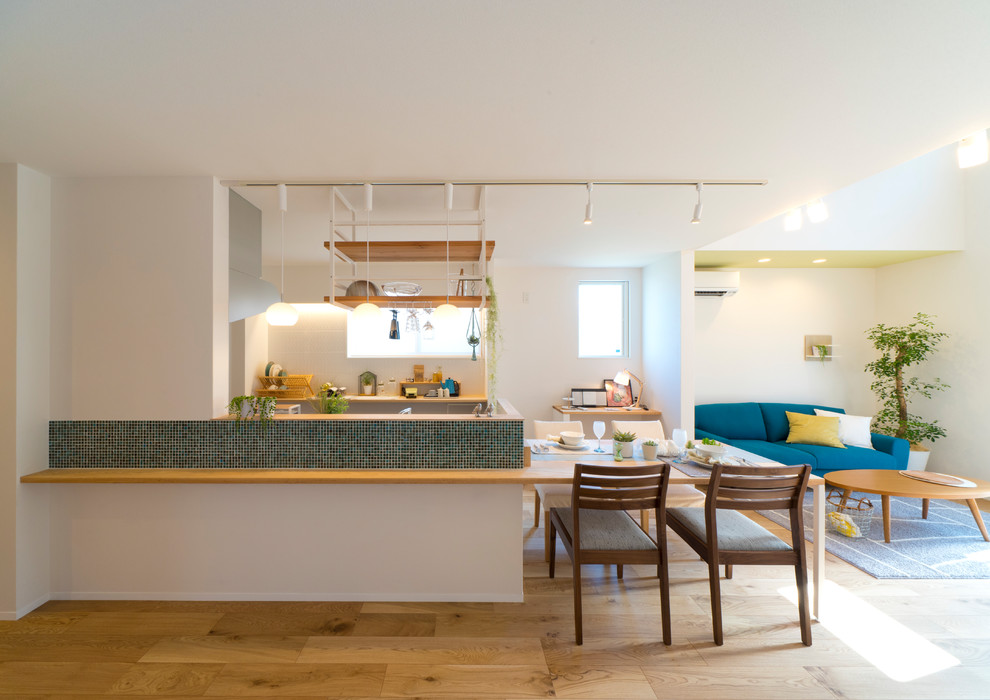 Стильный дизайн: прямая кухня-гостиная в восточном стиле с светлым паркетным полом и коричневым полом - последний тренд