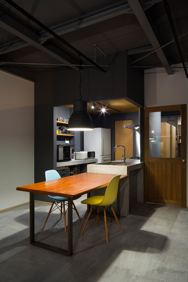 Esempio di una piccola cucina industriale con lavello sottopiano, nessun'anta, ante grigie, top in cemento, paraspruzzi a effetto metallico, pavimento in cemento, pavimento grigio e top grigio