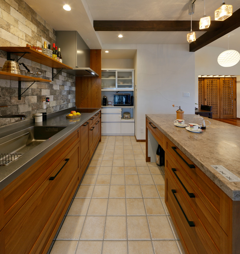 他の地域にあるミッドセンチュリースタイルのおしゃれなキッチン (シングルシンク、テラコッタタイルの床、ベージュの床) の写真