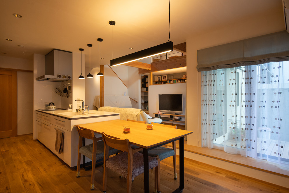 Свежая идея для дизайна: кухня-гостиная в стиле фьюжн с белым фартуком - отличное фото интерьера