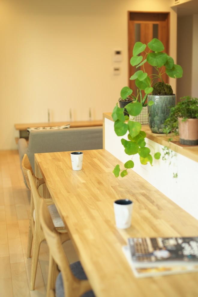 Idées déco pour une salle à manger ouverte sur le salon moderne de taille moyenne avec parquet clair et un sol beige.