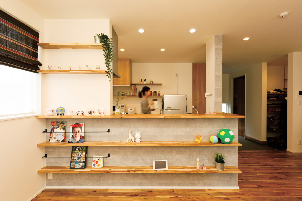 Offene, Einzeilige, Kleine Moderne Küche mit hellem Holzboden, Halbinsel, beigem Boden und Tapetendecke in Tokio Peripherie