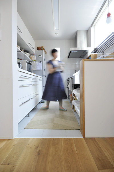 Idee per una cucina lineare scandinava chiusa con lavello integrato, nessun'anta, top in acciaio inossidabile, pavimento in vinile e pavimento bianco
