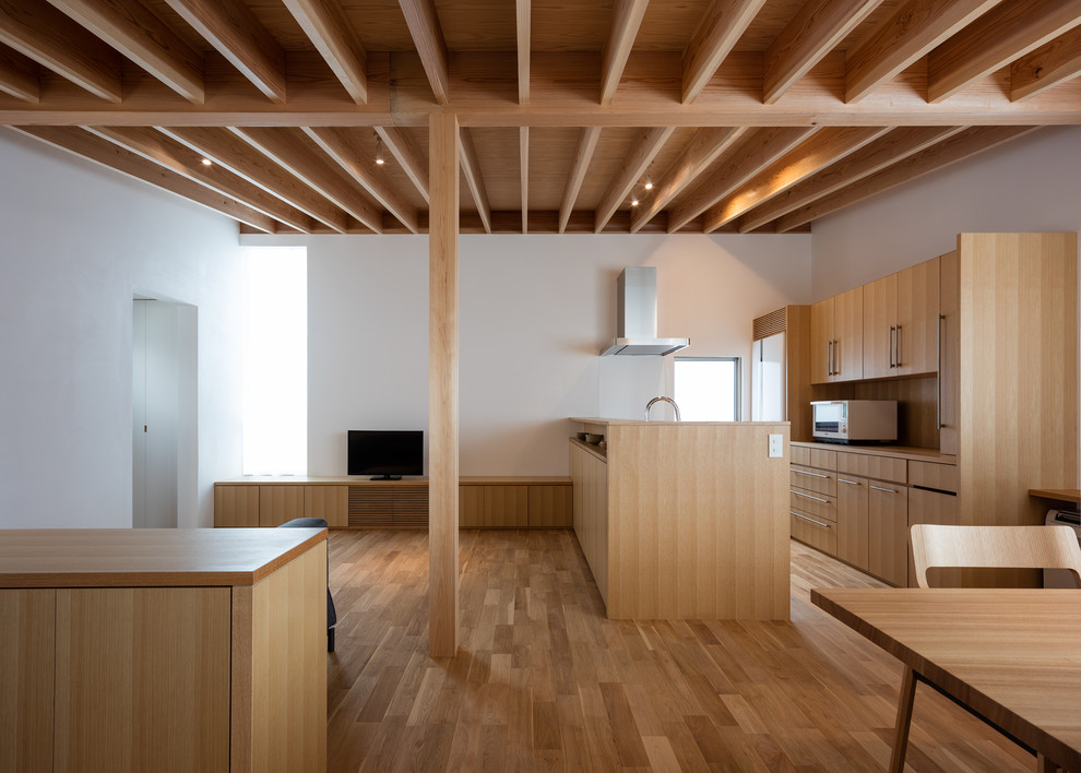 福岡にあるアジアンスタイルのおしゃれなキッチン (無垢フローリング、茶色い床) の写真