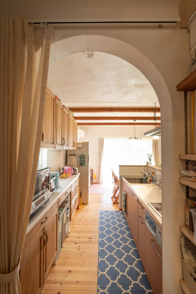 Пример оригинального дизайна: параллельная кухня-гостиная в морском стиле с светлым паркетным полом и разноцветным полом
