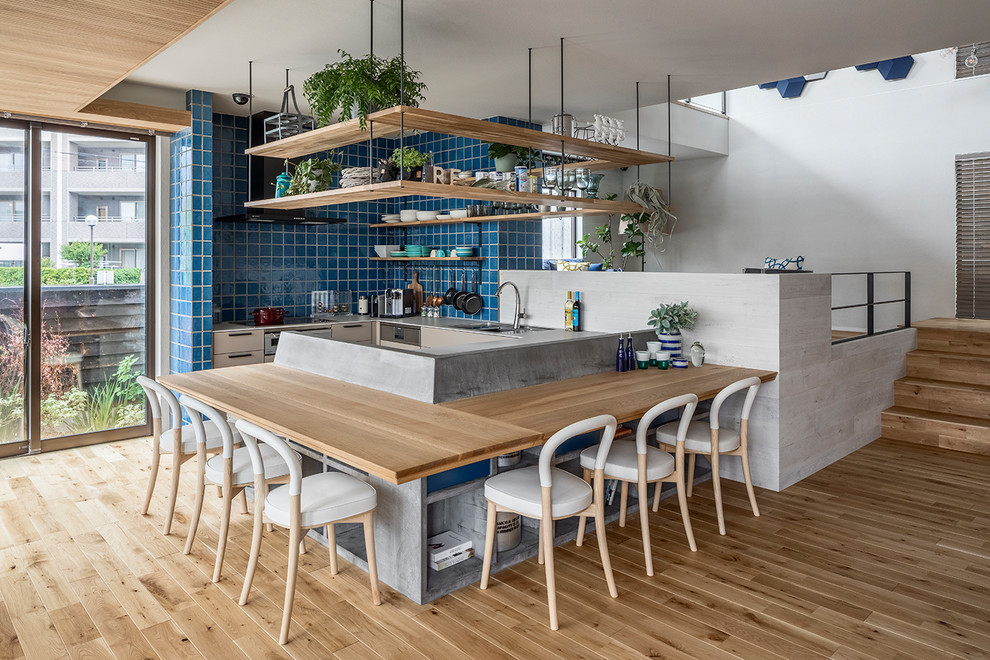 Inspiration pour une salle à manger ouverte sur le salon minimaliste avec un sol en bois brun et un sol marron.