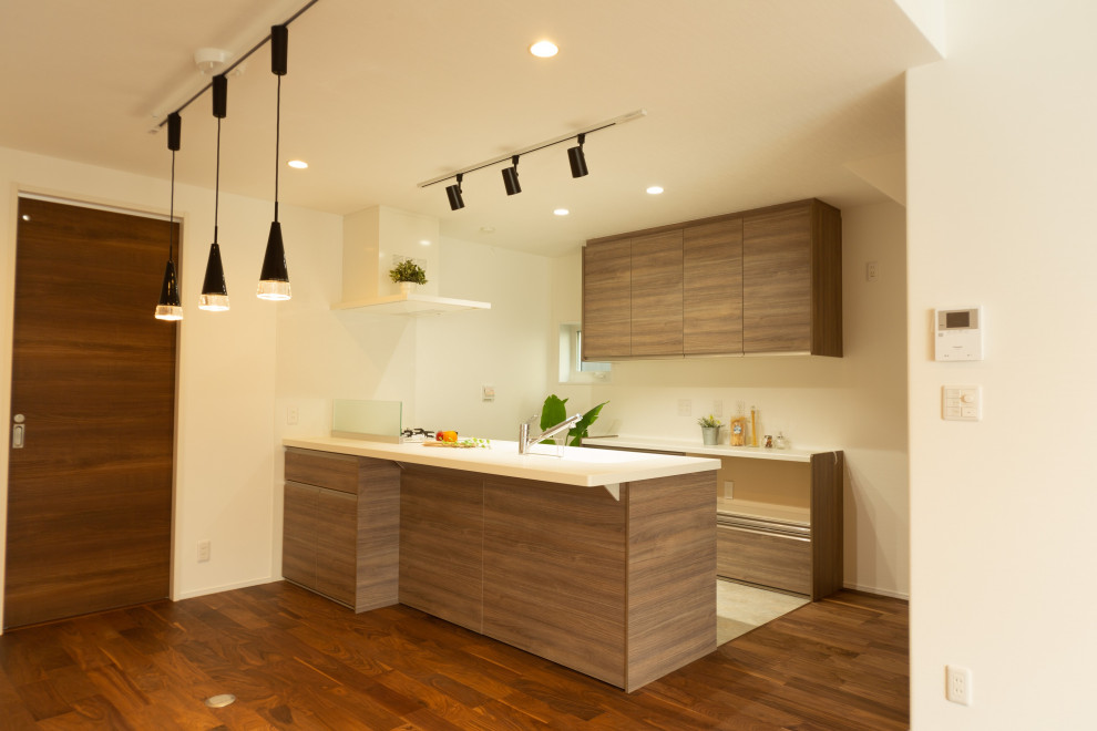 Foto di una cucina lineare industriale con pavimento in vinile, pavimento bianco, top bianco e soffitto in carta da parati