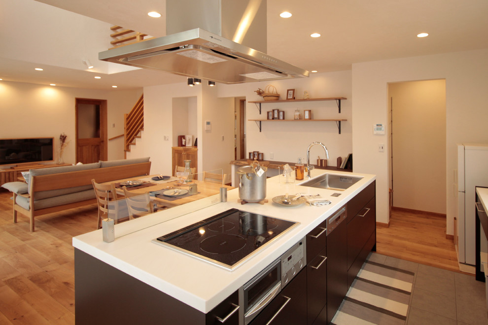 Свежая идея для дизайна: прямая кухня-гостиная в стиле модернизм с одинарной мойкой и светлым паркетным полом без острова - отличное фото интерьера
